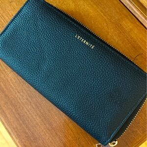 L Eternite Women’s Zippered Black Wallet
